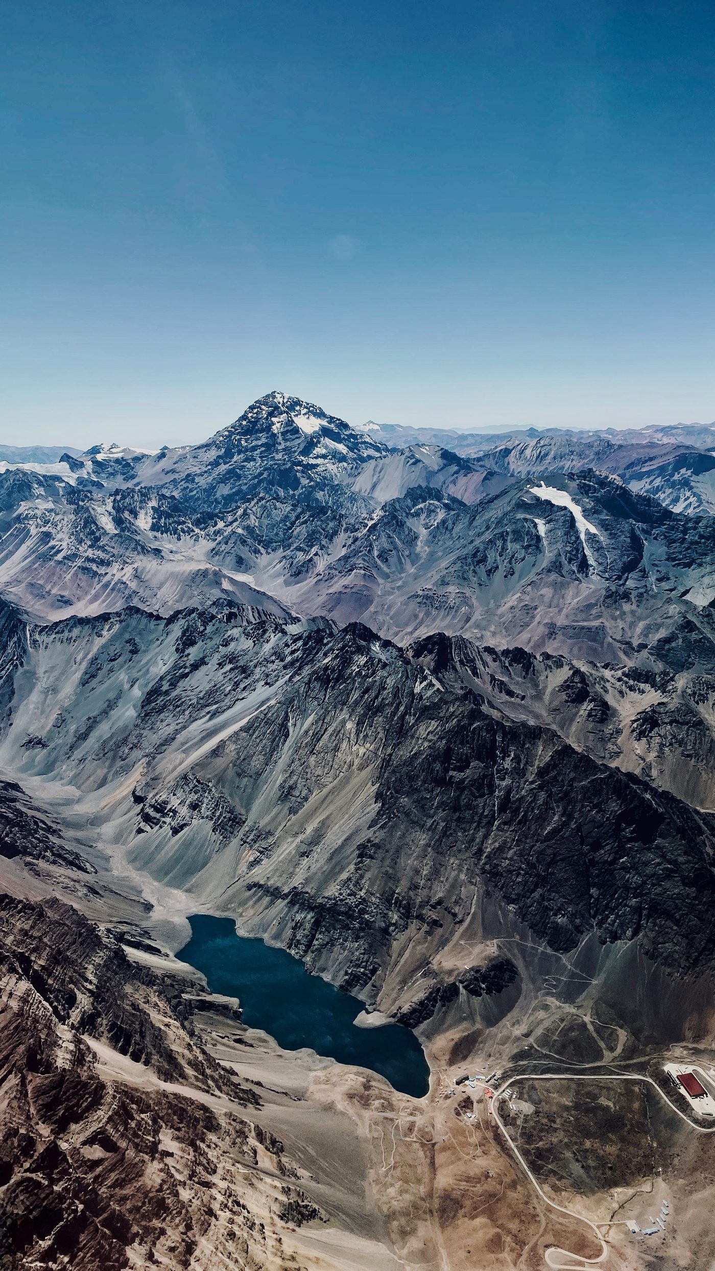 Vista aérea de la cordillera de los Andes y una laguna de montaña, Chile
