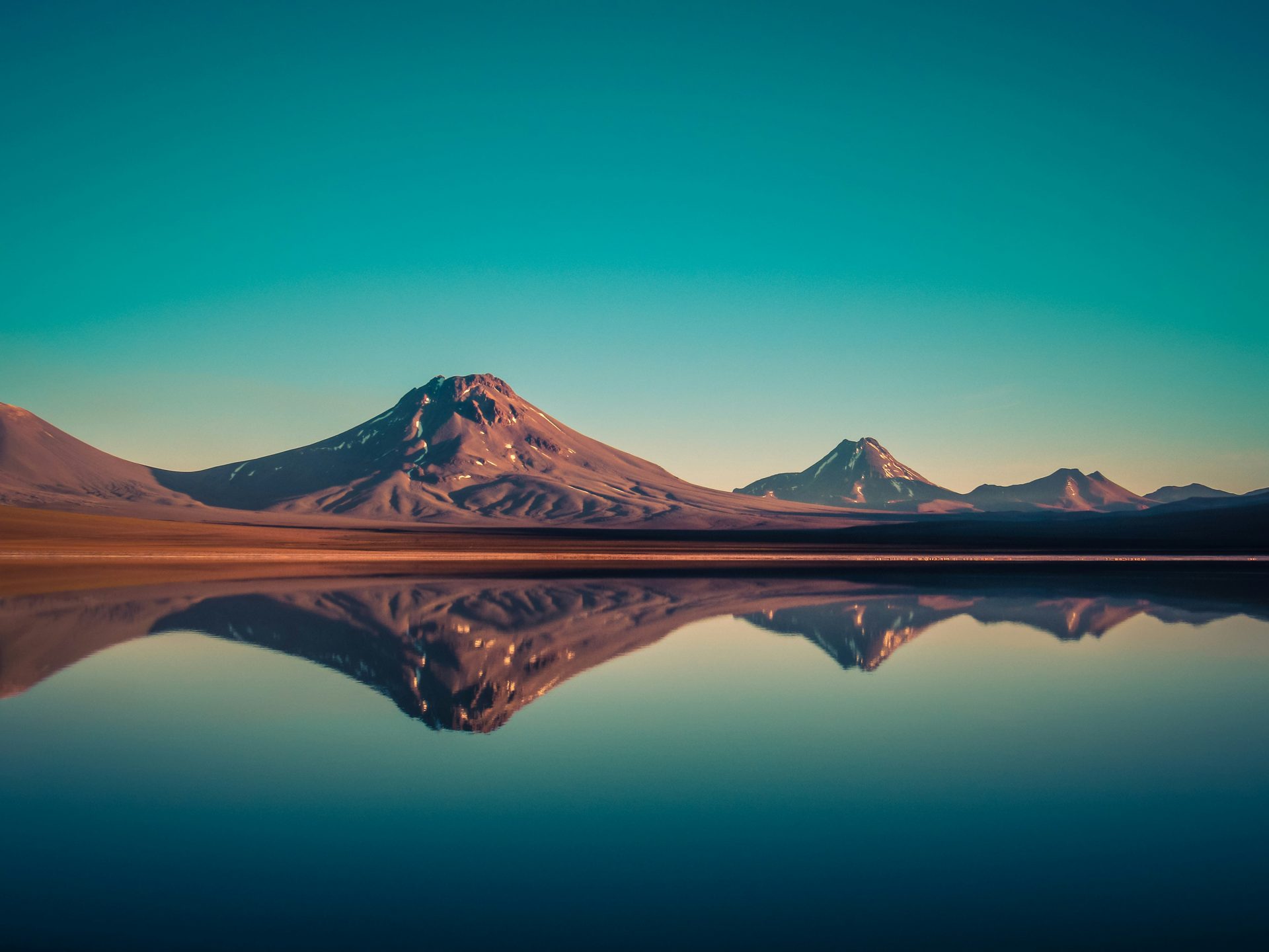 Laguna Lejía y volcanes de la cordillera de los Andes, norte de Chile